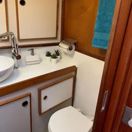 Tiny B Is Waiting For You! 船屋