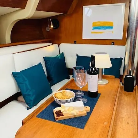 Tiny B Is Waiting For You! 船屋