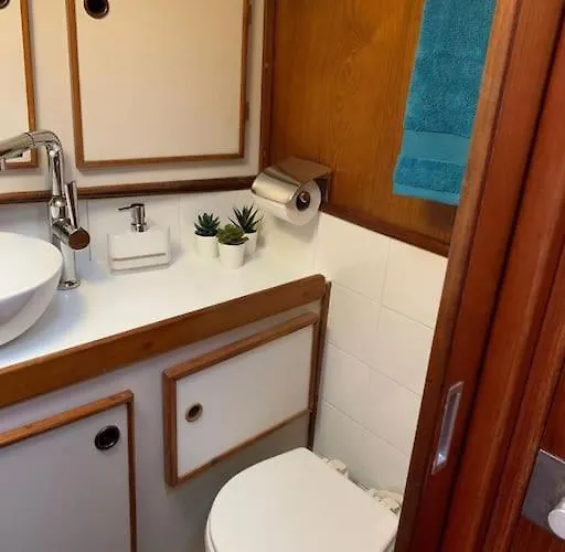 Tiny B Is Waiting For You! Botel