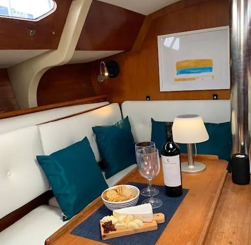 Tiny B Is Waiting For You! Botel *