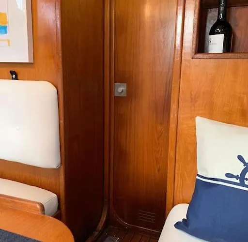 Tiny B Is Waiting For You! Botel