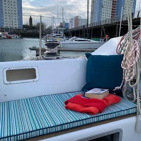 Hotel na wodzie Tiny B Is Waiting For You! *