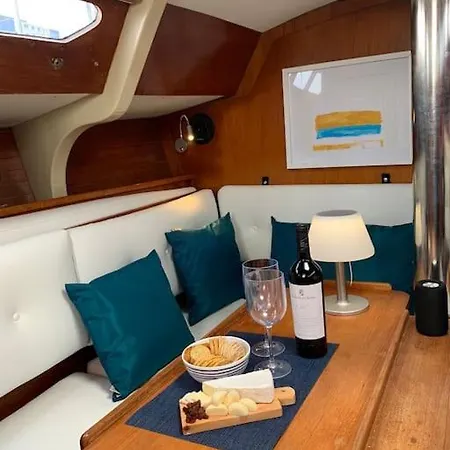 Tiny B Is Waiting For You! Botel *