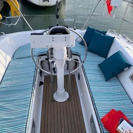 Tiny B Is Waiting For You! Botel *